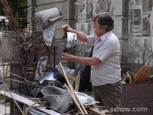 Que mudança de vida! Ernest vira catador (Foto: Joia Rara/ Tv Globo) Que mudança de vida! Ernest vira catador (Foto: Joia Rara/ Tv Globo)