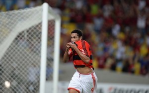 Hernane ajuda Flamengo a vencer o Emelec na Libertadores Hernane ajuda Flamengo a vencer o Emelec na Libertadores