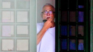 O ex-deputado José Genoino, condenado e preso no processo do mensalão, é visto na casa alugada pela família para ele cumprir a prisão domiciliar provisória para tratamento médico, no bairro Jardim Botânico, área de classe média alta de Brasília