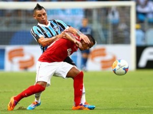 Defesas falham, Grêmio busca empate e tira 100% do Inter em 2014