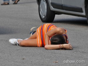 Luiza acaba sendo atropelada por causa de Laerte (Foto: Carol Caminha/ TV Globo)