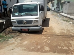 Mais um veículo afunda em rua de Itaperuna, desta vez foi na José Ferreira da Costa, no Vale do Sol