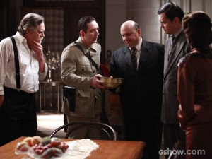 Policial encontra restos de papel queimados por Manfred (Foto: Ellen Soares/TV Globo) Policial encontra restos de papel queimados por Manfred (Foto: Ellen Soares/TV Globo)