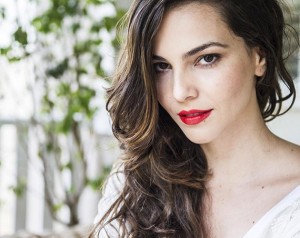 Marina (Tainá Müller): a fotógrafa especializada em nu feminino viverá um triângulo amoroso com Clara e a produtora Vanessa (Maria Eduarda), sua assistente