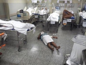 Pacientes são atendidos no chão no Hospital Salgado Filho