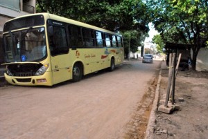 Ônibus é tragado em buraco causado por obra da CEDAE em Itaperuna
