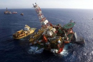 Plataforma, na bacia de Campos, fica inclinada e funcionários são resgatados