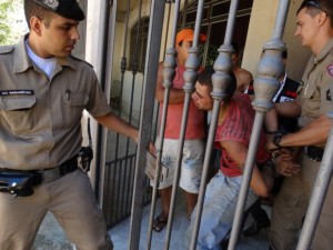 PM salva ladrão de ser linchado em Muriaé-MG