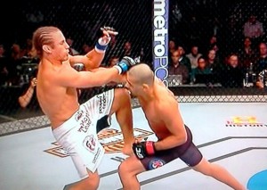 Renan Barão nocauteia Urijah Faber e fica definitivamente com o cinturão do peso galo do UFC