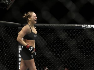 Ronda Rousey comemora depois de vencer Sara McMann por nocaute