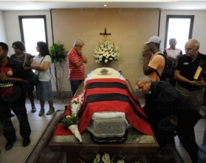 Velório de cinegrafista no Rio gera comoção e críticas à falta de segurança