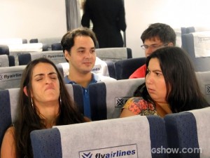 Selma embarca no avião e não passa bem (Foto: Além do Horizonte/TV Globo)