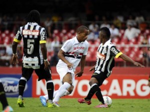 São Paulo e Santos empatam sem gols no Morumbi