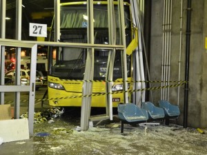 Ônibus atropela passageiros em Terminal Rodoviário de São Paulo matando uma pessoa