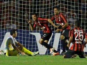 Atlético-PR vence o The Strongest-BOL em jogo marcado pela volta de Adriano aos gramados
