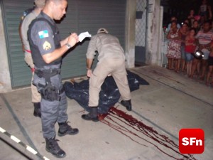 Homem atira em mulher depois de discussão e em seguida se mata