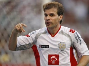 Túlio Maravilha marca o milésimo gol jogando pelo Araxá em MG