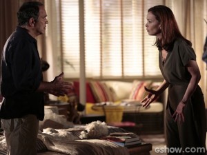 O casal briga por causa das lembranças de Helena (Foto: Em Família/TV Globo) O casal briga por causa das lembranças de Helena (Foto: Em Família/TV Globo)