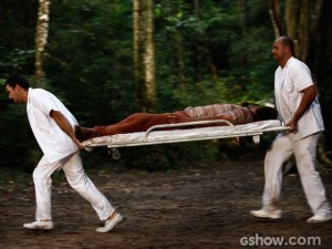 Virgílio é resgatado graças ao seu cachorro (Foto: Inácio Moraes/ TV Globo)