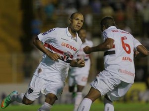 São Paulo vira para cima do XV de Piracicaba a primeira fora de casa no Paulista