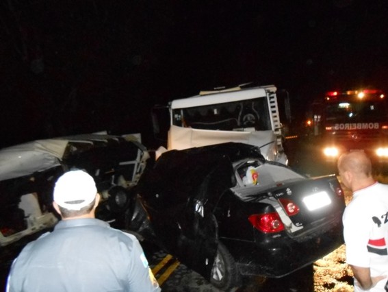 Acidente com três veículos mata quatro pessoas e deixa várias feridas em São José de Ubá, RJ