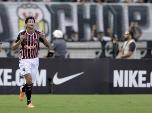 São Paulo derrota o Corinthians em clássico paulista no Pacaembu São Paulo derrota o Corinthians em clássico paulista no Pacaembu
