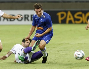 Cruzeiro abre 2 x 0, mas cede o empate ao Defensor pela Libertadores