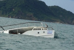 Catamarã naufragou com 38 passageiros a bordo em Búzios (Foto: Bebeto Karolla/Folha de Búzios)