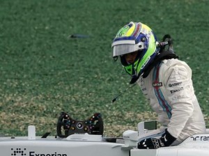 Felipe Massa deixa sua Williams após sofrer batida do japonês Kamui Kobayashi