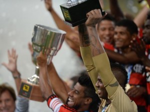 Flamengo goleia a Cabofriense e levanta duas taças no Maracanã