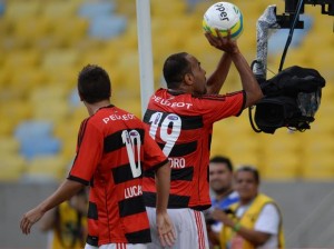 Atacante comemorou o gol fazendo homenagem ao time masculino de basquete do Flamengo, que no sábado foi campeão da Liga das Américas