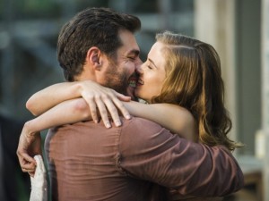 O casal se reconcilia com um abraço e um beijo apaixonados (Foto: Cynthia Salles/ Globo)