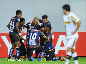 Em jogo polêmico, Botafogo perde para Independiente-EQU com gol no fim