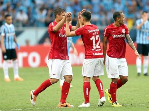 Internacional vira sobre o Grêmio na primeira partida da final do Gaúcho