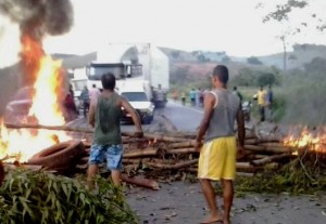 Protesto fechou a BR-116, em Laranjal-MG por aproximadamente uma hora Protesto fechou a BR-116, em Laranjal-MG por aproximadamente uma hora