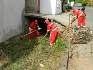 Mutirão de limpeza pelas ruas de Itaperuna