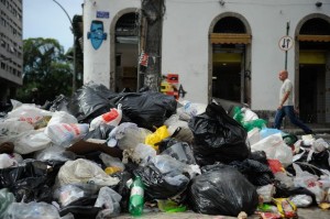 Demissões se garis voltarem ao trabalho serão suspensas, diz prefeito Eduardo Paes