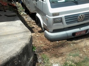 Mais um veículo afunda em rua de Itaperuna desta vez foi na José Ferreira da Costa no Vale do Sol