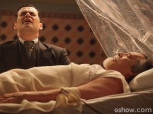 Arrasado, Manfred abraça Ernest (Foto: Pedro Curi/TV Globo)