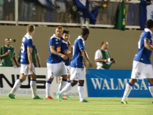 Cruzeiro goleia o Nacional, em Muriaé, e praticamente garante o primeiro lugar