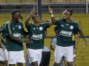 Palmeiras vence Portuguesa. em grande noite de Prass, e carimba classificação