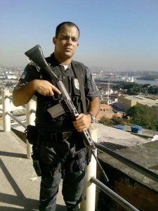 Lotado na UPP Nova Brasília, o soldado Rodrigo Paes Leme, 28 anos, morreu após ser baleado por criminosos Lotado na UPP Nova Brasília, o soldado Rodrigo Paes Leme, 28 anos, morreu após ser baleado por criminosos