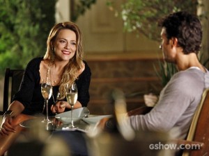 Shirley brinda com Laerte e tenta convencê-lo a ir para a boate (Foto: Inácio Moraes/ TV Globo) Shirley brinda com Laerte e tenta convencê-lo a ir para a boate (Foto: Inácio Moraes/ TV Globo)