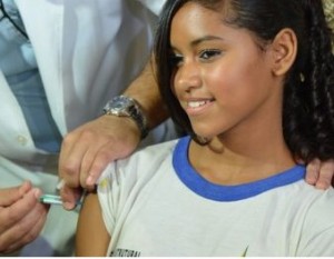 Meninas começam a ser vacinadas contra o HPV por todo o Brasil
