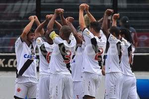 Em tarde de homenagens para Bellini, Vasco goleia Duque de Caxias