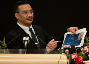 Ministro da Defesa malaio mostra imagem de satélite onde estariam os destroços (Foto: AFP)