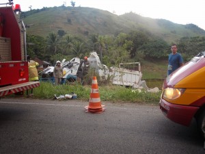 Caminhão sai da pista e capota na estrada Itaperuna / São José de Ubá