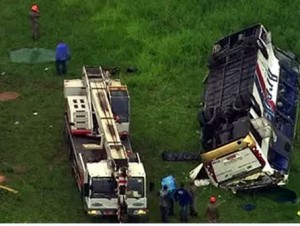 Ônibus capota entre o Rio de Janeiro e Itaguaí e mata 6 e deixa vários feridos