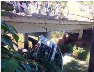 Veículo de Queimados-RJ cai de ponte em São José de Ubá Veículo de Queimados-RJ cai de ponte em São José de Ubá