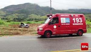 Veiculo fica desgovernado e sai da pista na RJ 158 - Foto: Manuela Escalla